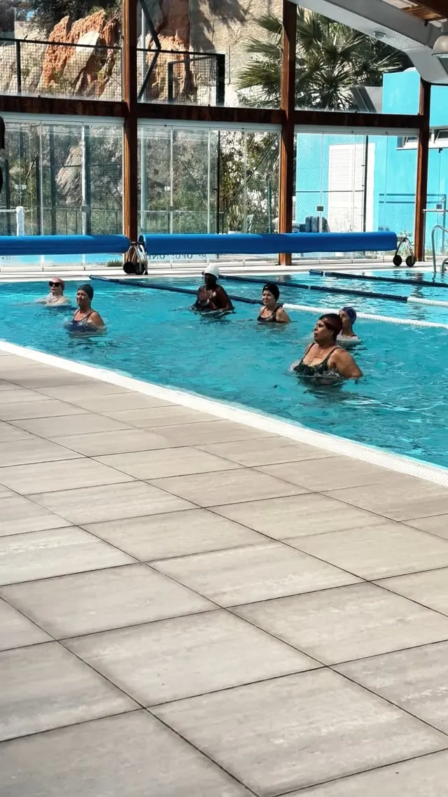 Hidroginástica na piscina aquecida